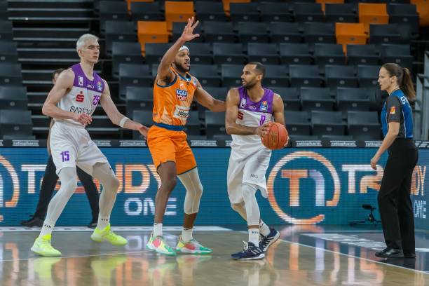 正是他能在 正是他能在